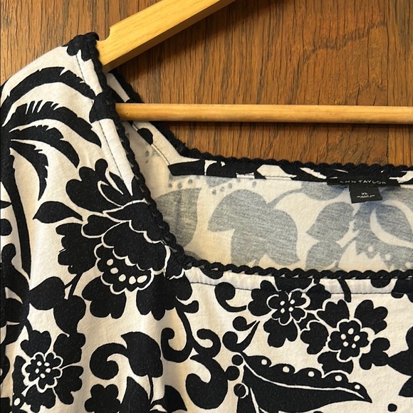 Ann Taylor Black and White Fitted Short Sleeve Blouse - Picture 2 of 7